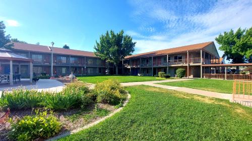 un grand bâtiment avec une pelouse devant lui dans l'établissement Ville 718, à Grand Junction