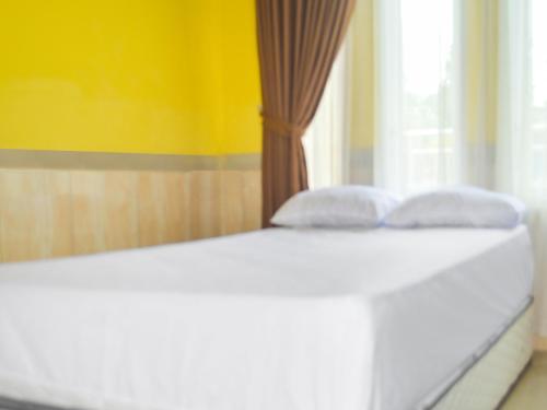 Ένα ή περισσότερα κρεβάτια σε δωμάτιο στο SPOT ON 91463 Obby Guest House