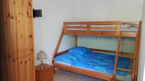 1 Schlafzimmer mit 2 Etagenbetten mit blauen Kissen in der Unterkunft Haus Veronika in Zamárdi