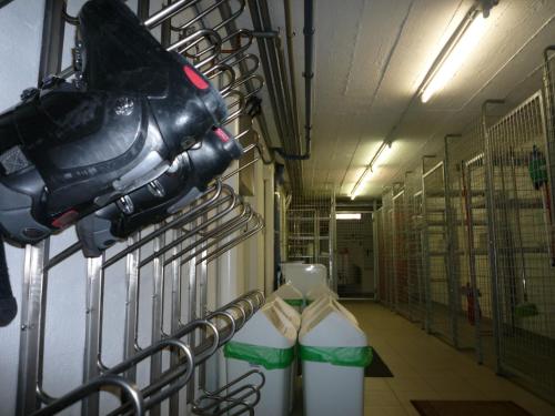 uma sala de vestir com um manequim e um sapato em Appartementhaus Klammer em Sillian