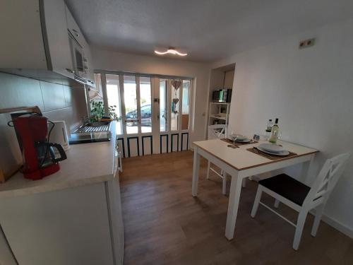 a kitchen and dining room with a table and a table and chairs at Graunke Vier in Grube