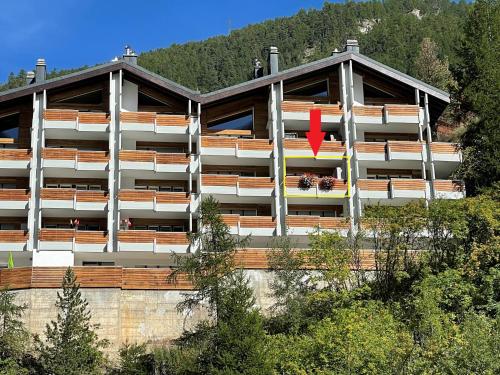 um edifício com uma seta vermelha à sua frente em Haus Oasis em Zermatt