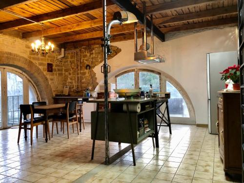 une cuisine avec une cuisinière et une table avec des chaises dans l'établissement APPARTEMENT style loft industrielle de 250m2, à Longwy