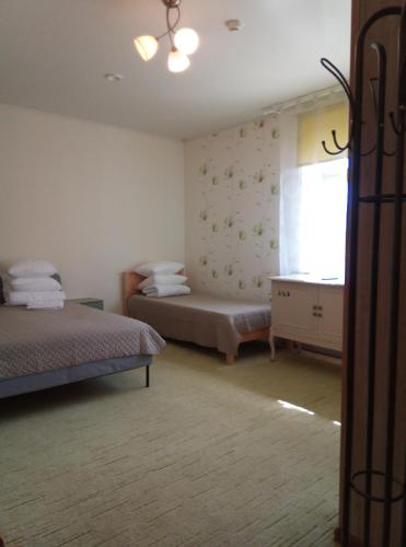 ヴィリャンディにあるTäheMaja6のベッドルーム1室(ベッド2台、窓付)