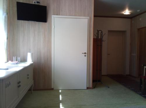 維爾揚迪的住宿－TäheMaja6，一间房间,房间里有一扇白色的门