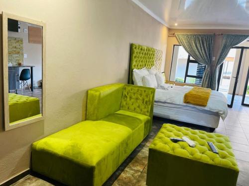 Postel nebo postele na pokoji v ubytování Ko-Khoneng Guest house