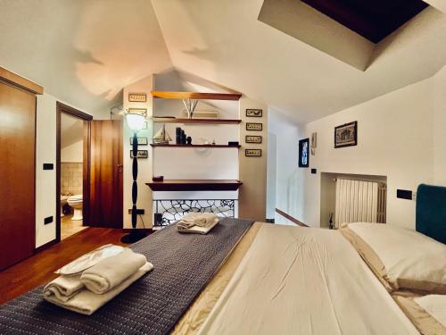 1 dormitorio con 1 cama con 2 toallas en La Casa sul Naviglio, en Milán