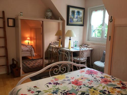 BrélèsにあるChambres d'hotes Chez Annieのベッドルーム1室(ベッド1台付)、デスクが備わるベッドルーム1室が備わります。
