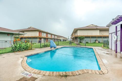 Бассейн в Studio Suites или поблизости