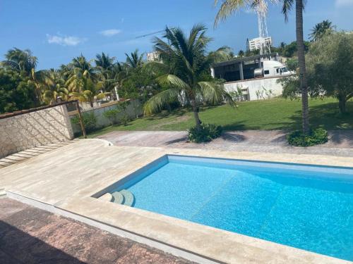 una piscina en el patio trasero de una casa en Hotel Villa Chic en Progreso
