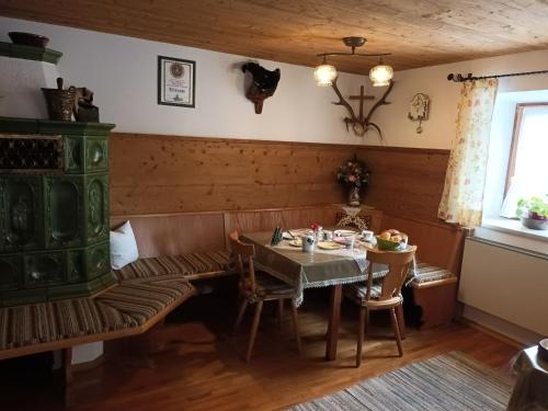 - une salle à manger avec une table et un canapé dans l'établissement Gästehaus Frankl, à Rottau