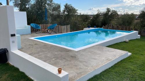 a swimming pool in the backyard of a house at Casal de Santanna in Cartaxo