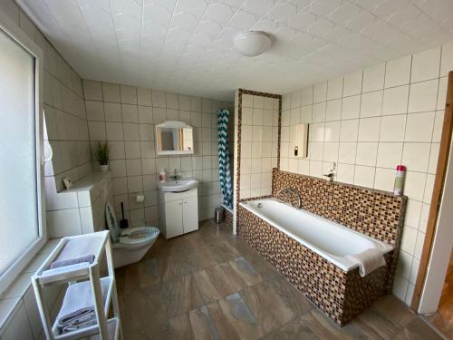 a bathroom with a bath tub and a toilet at Ferienwohnung Gladbeck in Gladbeck
