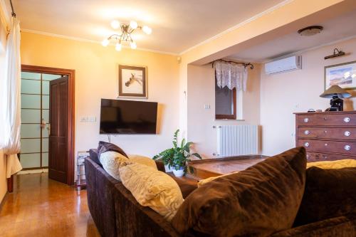Posedenie v ubytovaní Villa Milli with panoramic sea view