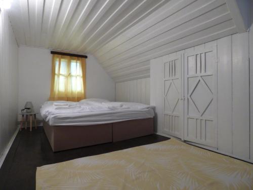 1 dormitorio con cama y techo blanco en Chalupa Mařenice, en Mařenice