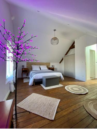 - une chambre avec un lit et un plafond violet dans l'établissement Duo des Falaises, à Octeville-sur-Mer