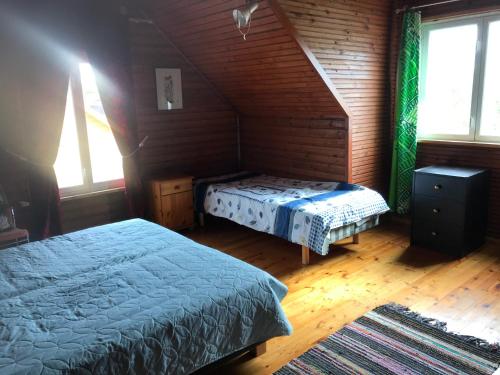 sypialnia z 2 łóżkami w drewnianym domku w obiekcie Haapsalu Posti w mieście Haapsalu