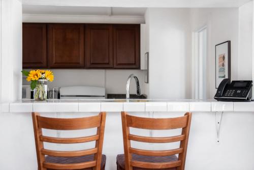 a kitchen with two chairs and a counter with a laptop at Hermosa Hotel in Avalon