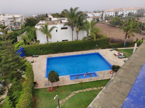 Výhled na bazén z ubytování Bel Appartement à PUERTO MARINA-DAR BOUAZZA avec piscines et jardins nebo okolí