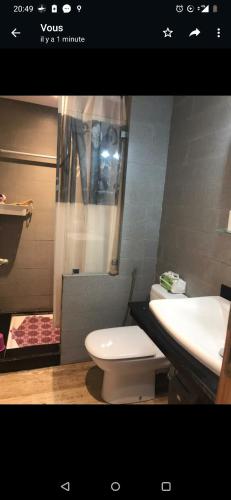 Kúpeľňa v ubytovaní Bel Appartement à PUERTO MARINA-DAR BOUAZZA avec piscines et jardins