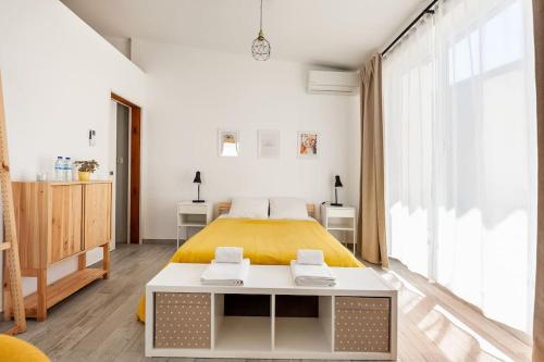 een slaapkamer met een bed en een groot raam bij Sintra Studio Garden - Free Parking in Sintra