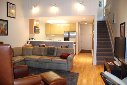 een woonkamer met een bank en een keuken bij Three Kings Studio + Loft in Park City