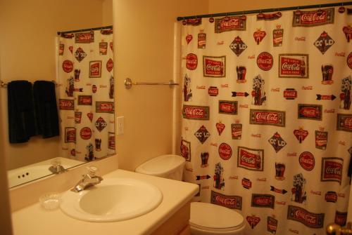 een badkamer met een wastafel en een douchegordijn bij Three Kings Studio + Loft in Park City
