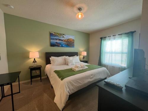 una camera con letto, scrivania e computer di Super Comfy and Spacious 3 Bedroom 10 minutes from Disney, with major shopping 4 minutes away a Kissimmee