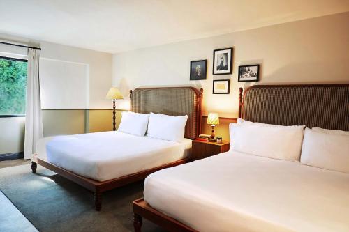 ein Hotelzimmer mit 2 Betten und einem Fenster in der Unterkunft Life House, Berkshires in Lenox