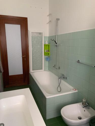 uma casa de banho com uma banheira, um WC e um lavatório. em Appartamento Sandro by PortofinoVacanze em Rapallo