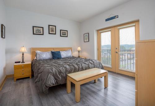 Postel nebo postele na pokoji v ubytování Mountain View Condo 1205