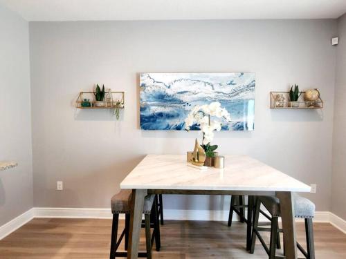 ENTIRE HOME- Gorgeous 3br Townhome Pool, Grill, WD, 2 FREE drive up spaces Sleeps 6 Close to everything PCB! Free WiFi photo 11