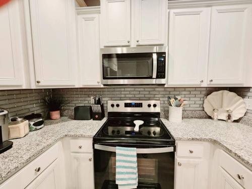 ENTIRE HOME- Gorgeous 3br Townhome Pool, Grill, WD, 2 FREE drive up spaces Sleeps 6 Close to everything PCB! Free WiFi photo 12