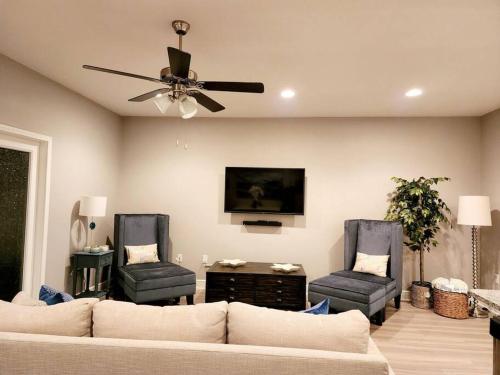 ENTIRE HOME- Gorgeous 3br Townhome Pool, Grill, WD, 2 FREE drive up spaces Sleeps 6 Close to everything PCB! Free WiFi photo 13