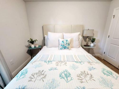 ENTIRE HOME- Gorgeous 3br Townhome Pool, Grill, WD, 2 FREE drive up spaces Sleeps 6 Close to everything PCB! Free WiFi photo 15