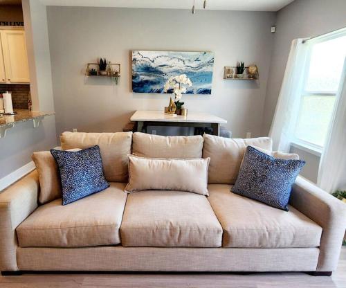 ENTIRE HOME- Gorgeous 3br Townhome Pool, Grill, WD, 2 FREE drive up spaces Sleeps 6 Close to everything PCB! Free WiFi photo 17