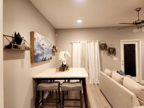 ENTIRE HOME- Gorgeous 3br Townhome Pool, Grill, WD, 2 FREE drive up spaces Sleeps 6 Close to everything PCB! Free WiFi photo 19