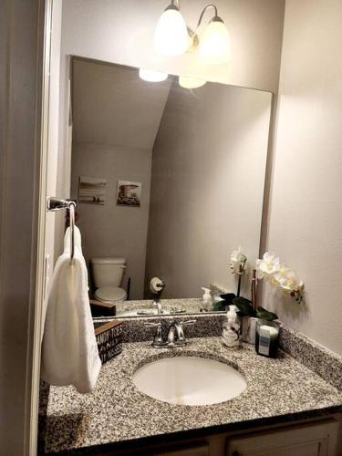 ENTIRE HOME- Gorgeous 3br Townhome Pool, Grill, WD, 2 FREE drive up spaces Sleeps 6 Close to everything PCB! Free WiFi photo 20