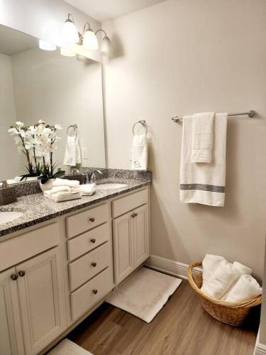 ENTIRE HOME- Gorgeous 3br Townhome Pool, Grill, WD, 2 FREE drive up spaces Sleeps 6 Close to everything PCB! Free WiFi photo 21