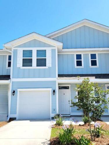 ENTIRE HOME- Gorgeous 3br Townhome Pool, Grill, WD, 2 FREE drive up spaces Sleeps 6 Close to everything PCB! Free WiFi photo 22