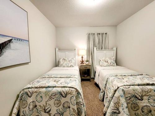 ENTIRE HOME- Gorgeous 3br Townhome Pool, Grill, WD, 2 FREE drive up spaces Sleeps 6 Close to everything PCB! Free WiFi photo 3