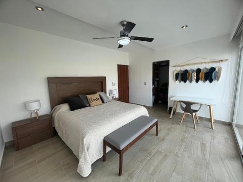 Schlafzimmer mit einem Bett und einem Deckenventilator in der Unterkunft Listos enero 2024 Club de Playa gratis albercas in Acapulco