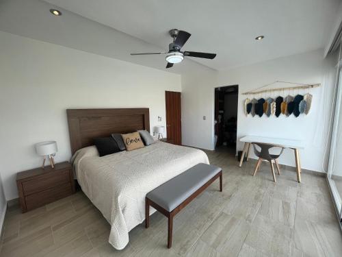 a bedroom with a bed and a ceiling fan at Nuevo 3R 3B 1E Club Playa Gratis Tenis Padel Diamante Albercas in Acapulco