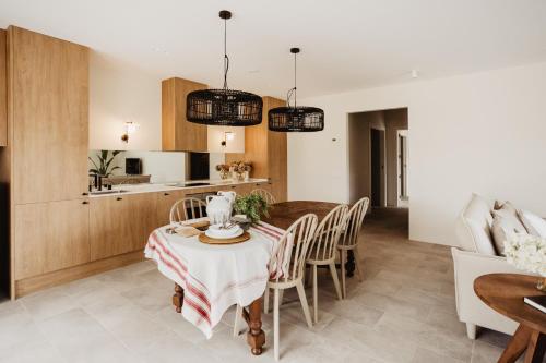 een keuken en eetkamer met een tafel en stoelen bij ALDAPA Casa Rural in Laguardia