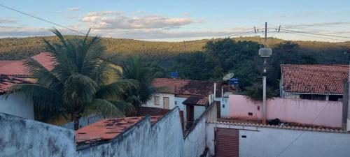 uma vista para uma cidade com edifícios e palmeiras em Casas Bela da Chapada em Lençóis