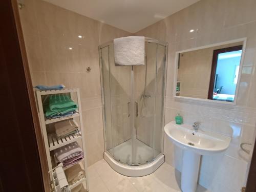 a bathroom with a shower and a sink at Apartamento con vistas, amplio y luminoso in Monforte de Lemos