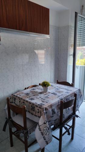 una mesa en una cocina con un mantel. en Gio apartment Marconi, en Roma