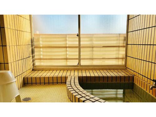 静岡市にあるKagetsu Ryokan - Vacation STAY 04023vの窓付きの客室で、バスルームにはバスタブが付いています。