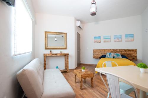 a living room with a couch and a bed at Isla Venados Renta Vacacional in Mazatlán