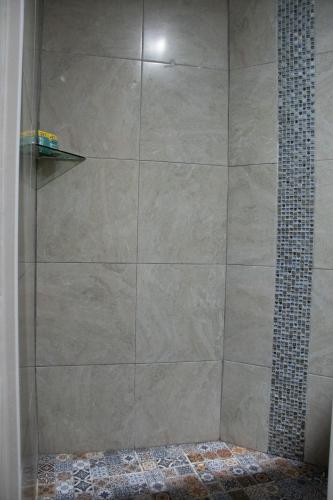 a shower with a glass door in a bathroom at Isla Venados Renta Vacacional in Mazatlán